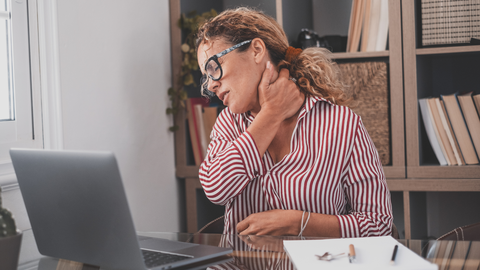 woman experiencing pinched nerve in neck, cervical radiculopathy pain